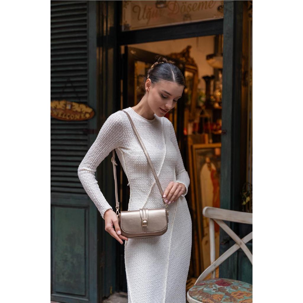 Černá dámská crossbody kabelka se sponou