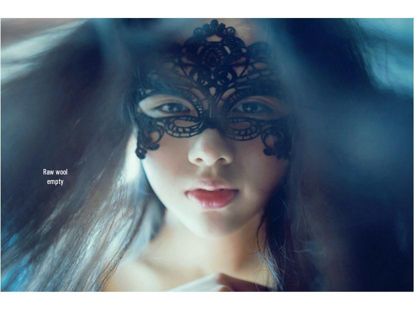 Stylová maškarní oční maska s krajkovým výřezem v několika stylech na Vánoce a představení