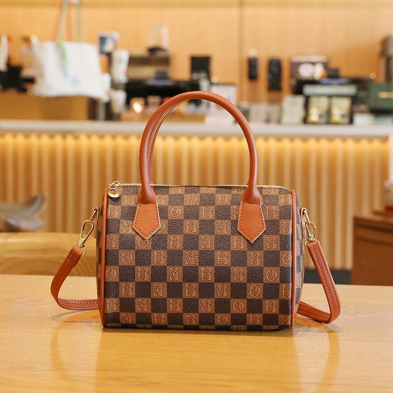 

New letter print women s handbag trendy checkerboard shoulder messenger bag fashionable wide shoulder strap темно-коричневого