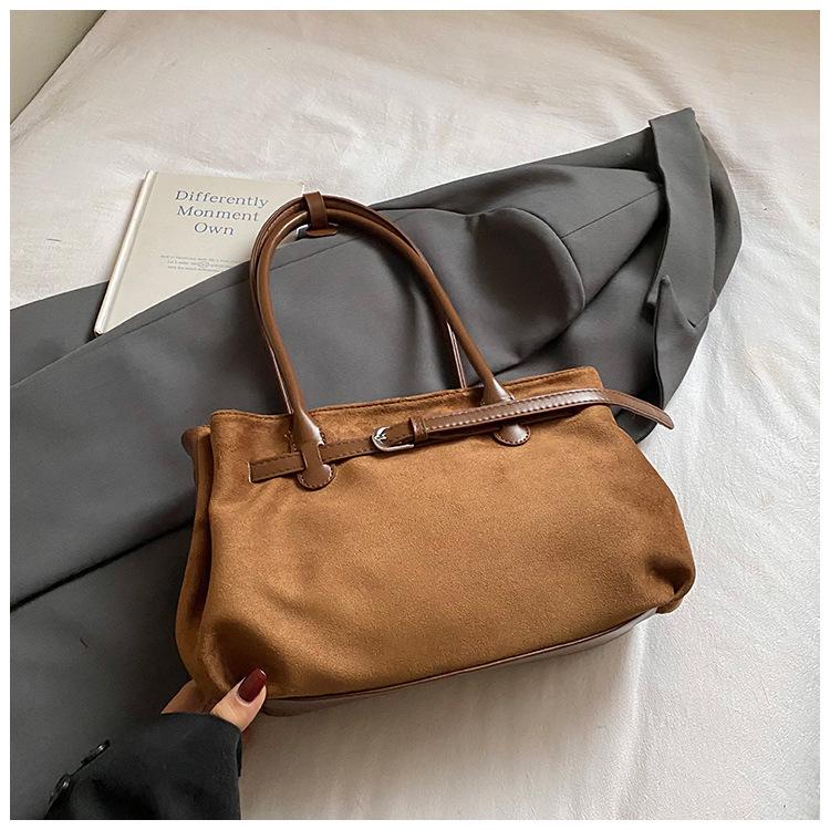 

Korean version of large-capacity underarm bag women s 2025 new retro casual shoulder bag high-end niche design commuter bag коричневый