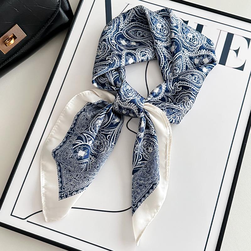 Damski jedwabny szalik w koreańskim stylu: Wszechstronny kwadratowy szalik z kamelią na wiosnę i jesień - do noszenia na szyi, na torebce lub we włosach