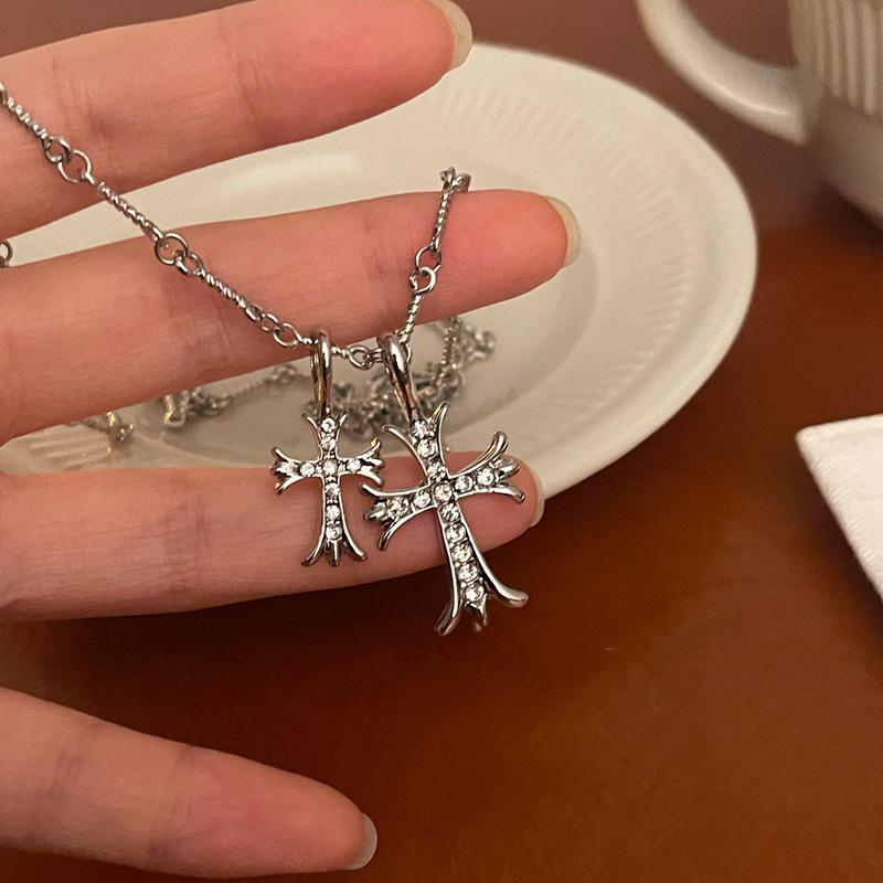 Trendy Double Cross Inlaid Diamond Clavicle Necklace – Vintage Distressed Chain, American Hip-Hop Style.