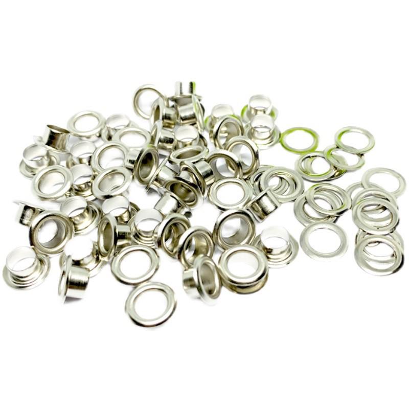 Barevná kovová očka a nýty na oblečení a doplňky