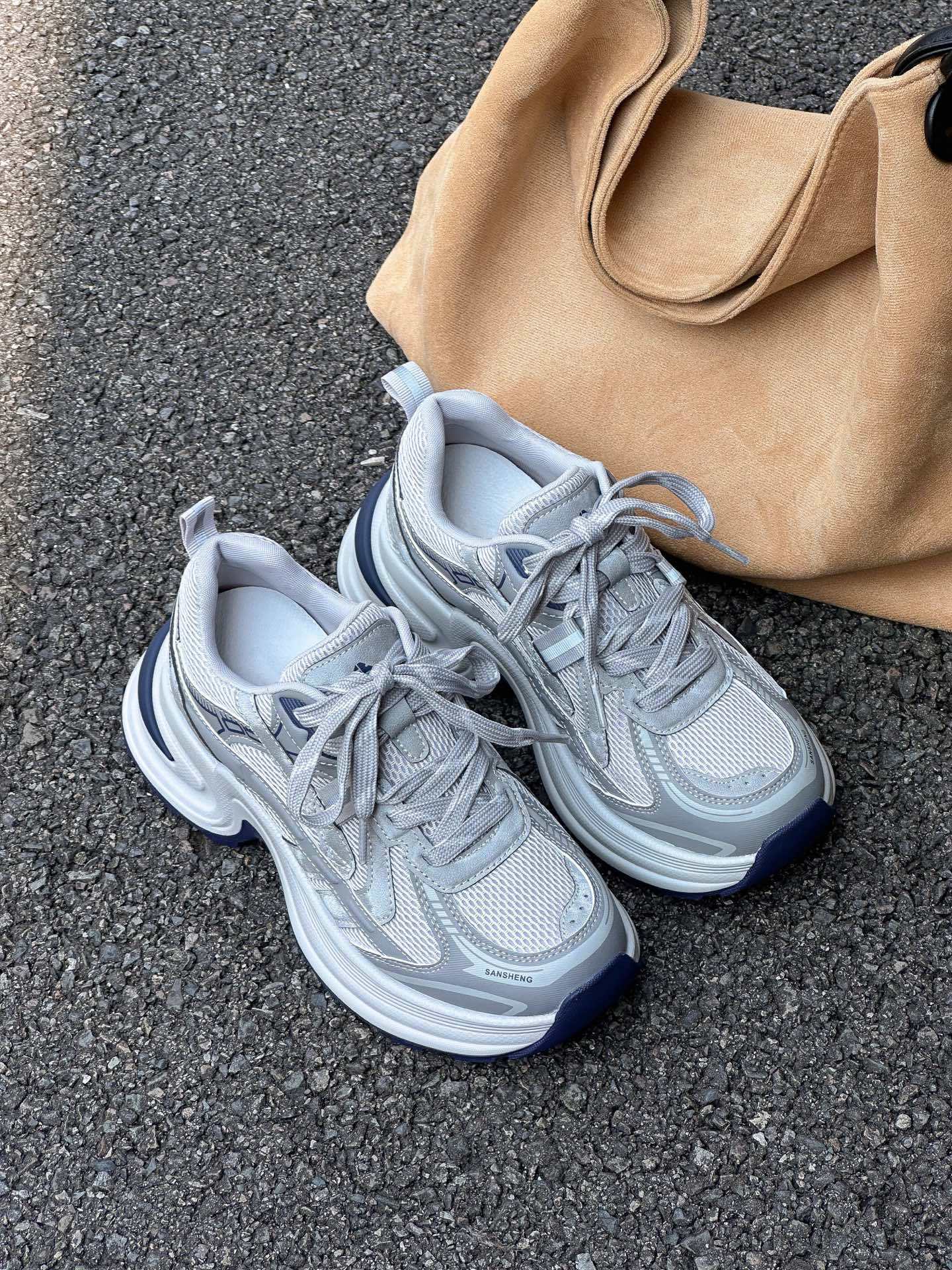 

Кожаные кроссовки в корейском стиле для женщин, новинка осени 2025 года, на толстой подошве, с увеличением высоты, легкие и не утомляющие, универсальная повседневная спортивная обувь 40