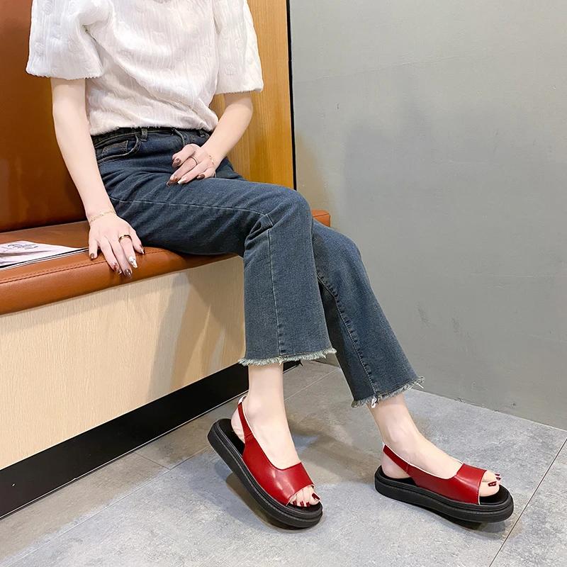 Móda 2024 Nové robustní dámské boty ve výprodeji Dámské platformové klínkové přezkové dámské sandály s páskem Letní ležérní sandály