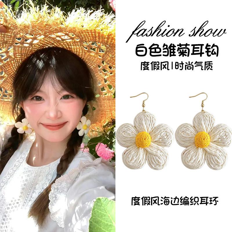 Dopamine flower ear hook women's new holiday style accessories ear clips without ear piercings, high-end seaside cute ear accessories