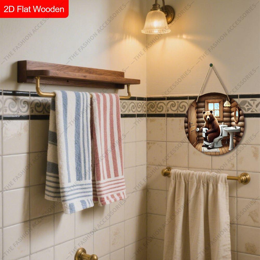 Placa decorativa de madeira para pendurar, decoração de banheiro, pingente plano 2D, o padrão é um urso sentado no vaso sanitário, um presente de boas-vindas para um amigo