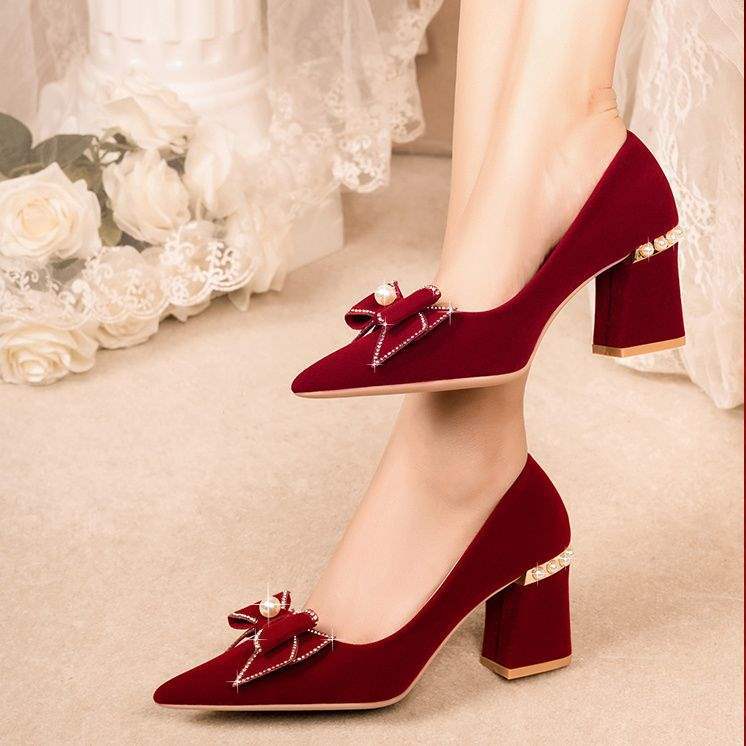 Red wedding shoes thick heels are not tired. Pregnant women can wear Chinese Xiuhe clothes and two wedding shoes.