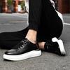 5001 Herren Höhe-Steigernde Low-Top Plateau-Sneaker, Obermaterial aus Rindsleder, Dicke Sohle, Lässige Weiße Sportschuhe, Trendiger Frühjahrsstil.