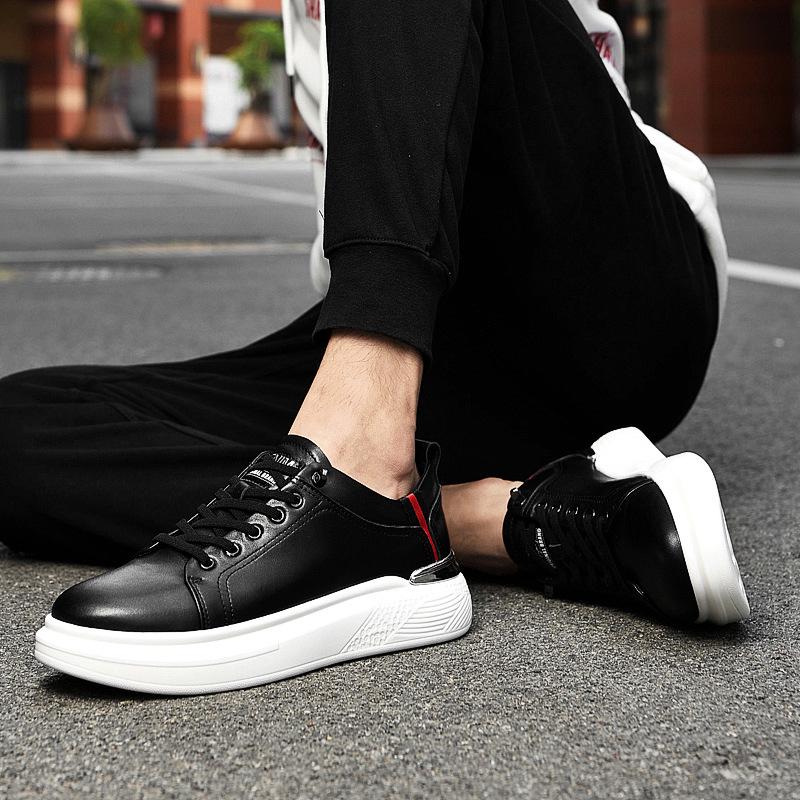 5001 Herren Höhe-Steigernde Low-Top Plateau-Sneaker, Obermaterial aus Rindsleder, Dicke Sohle, Lässige Weiße Sportschuhe, Trendiger Frühjahrsstil.