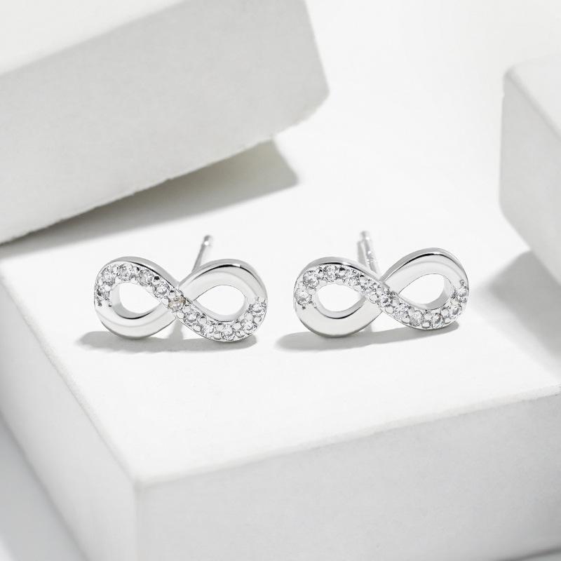 Minimalist Korean Möbius Strip Earrings: Versatile 8-Shaped Symbol of Eternity.