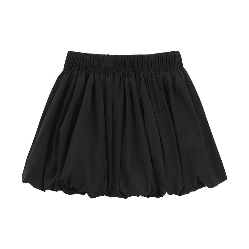 

Летняя женская футболка приталенного кроя в белый горошек с прямыми плечами и короткими рукавами S чёрный