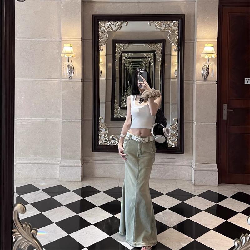 Women's Summer Slimming U-Neck Camisole with Wide Straps and Stylish Letter Label