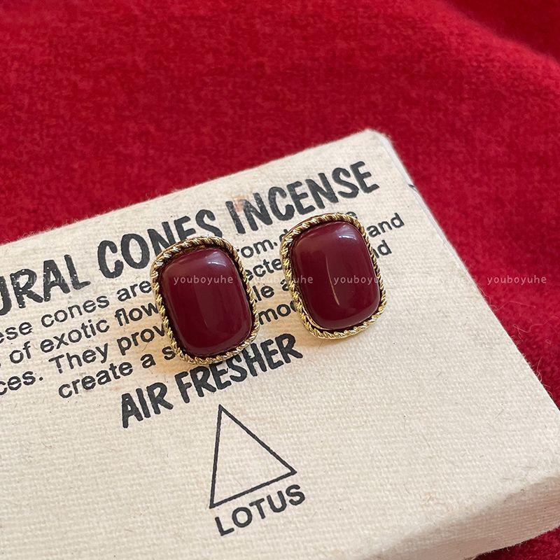 

Темпераментные серьги-пусеты в гонконгском стиле с красной глазурью с масляными пятнами для женщин 2025 Новинка Серьги-пусеты с клипсами для ушей Супер белые Причудливые винтажные серьги Ankle red rectangular stud earrings-Silver Needle