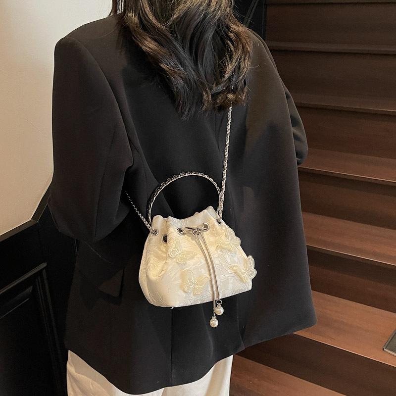 

Новая портативная сумка-ведро на цепочке женская 2025 весна-лето высококлассное чувство тренда национальный стиль вышивка нишевая на плечо мессенджер