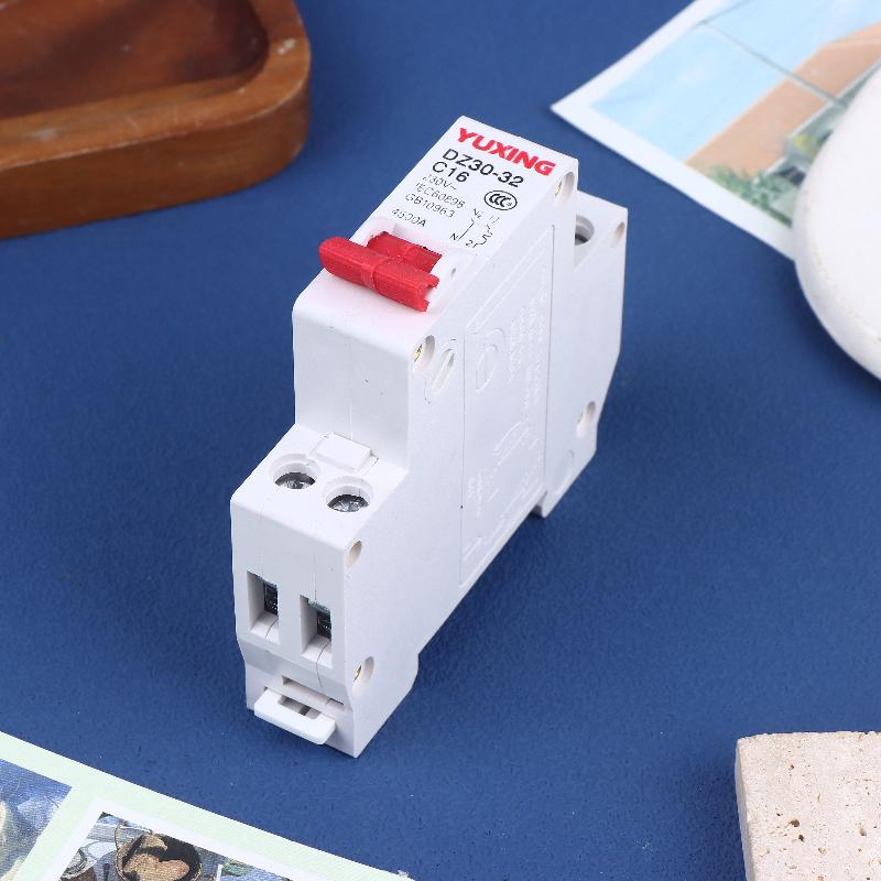 DZ30LE Residual Current Circuit Breaker 230V 1P+N Residual Circuit Breaker With Over And Short Current Leakage Protection RCBO M
