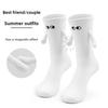 Magnetische Partnersocken Kreative Socken mit großen Augen Cartoon-Paarstrümpfe im Hand-Ins-Stil Lange Socken Bekleidungszubehör