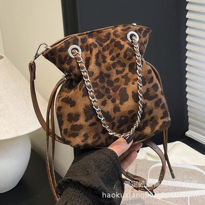 This Year's Popular Bags Are Women's Autumn and Winter 2025 New Leopard Print Niche Messenger Bags, Casual Portable Bucket Bags.