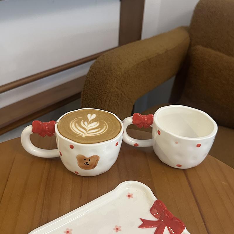 Vintage ručně malovaný reliéfní medvídek s mašlí, keramický kávový šálek a talířek