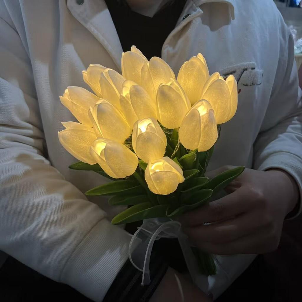 Minimalistischer Tulpen-Kuchenaufsatz mit frischen Blumen und Band für den Muttertag oder Geburtstag