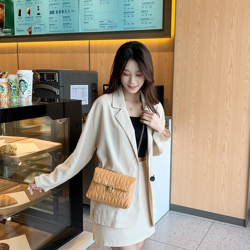 Fashion small bag New embroidery chain women's bag Small square bag One shoulder messenger bag Lock mobile phone bag