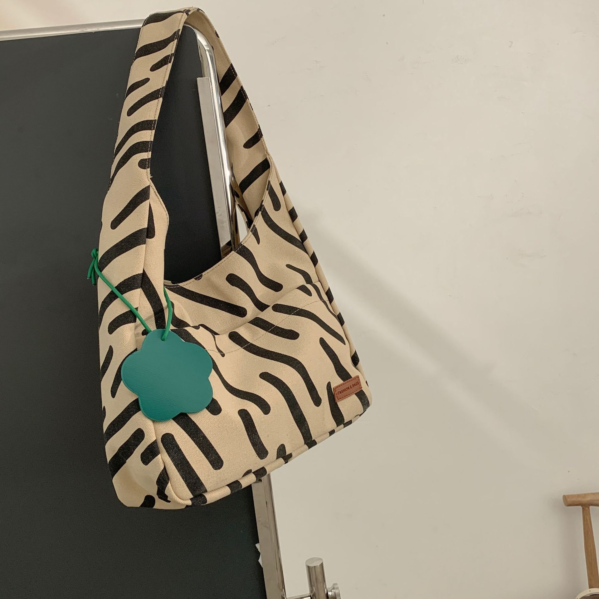 Tote Bag Large Capacity Shoulder Bag Womennewest Striped Underarm Bag Fashion Niche Design Women S Handbag