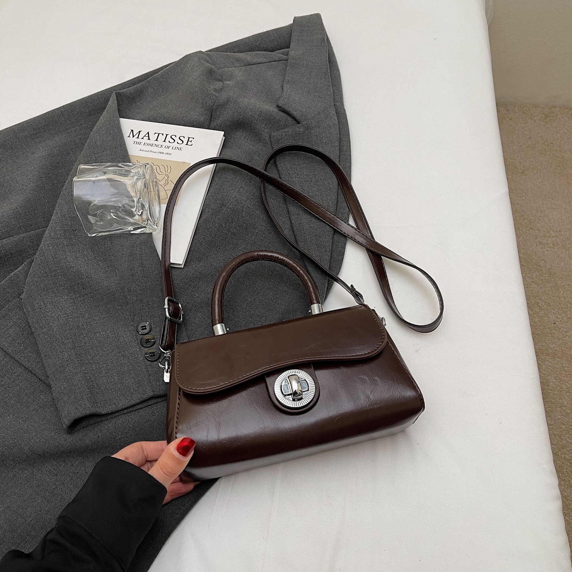 

Fashion retro portable small square bag women s 2025 spring new Korean version of foreign casual versatile shoulder messenger bag темно-коричневого