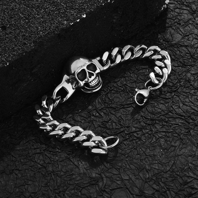 Herrenarmband aus Titanstahl mit Totenkopf im Vintage-Stil für modebewusste Männer