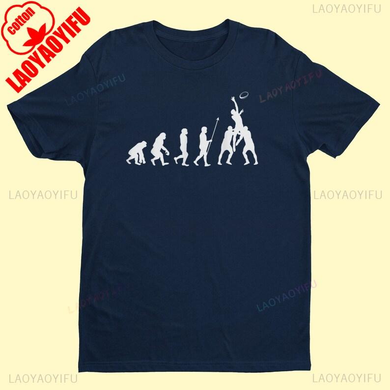 Смешная футболка для регби Эволюция регби От обезьяны через доисторического человека к игрокам в регби, ловящим мяч в розыгрыше аута EV5 Shirts S