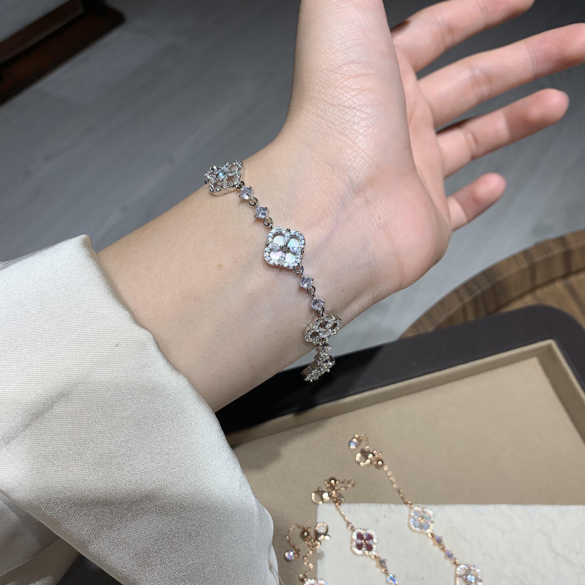 

Роскошный браслет из перламутра в виде четырехлистного клевера для женщин – Элегантное украшение-талисман на удачу