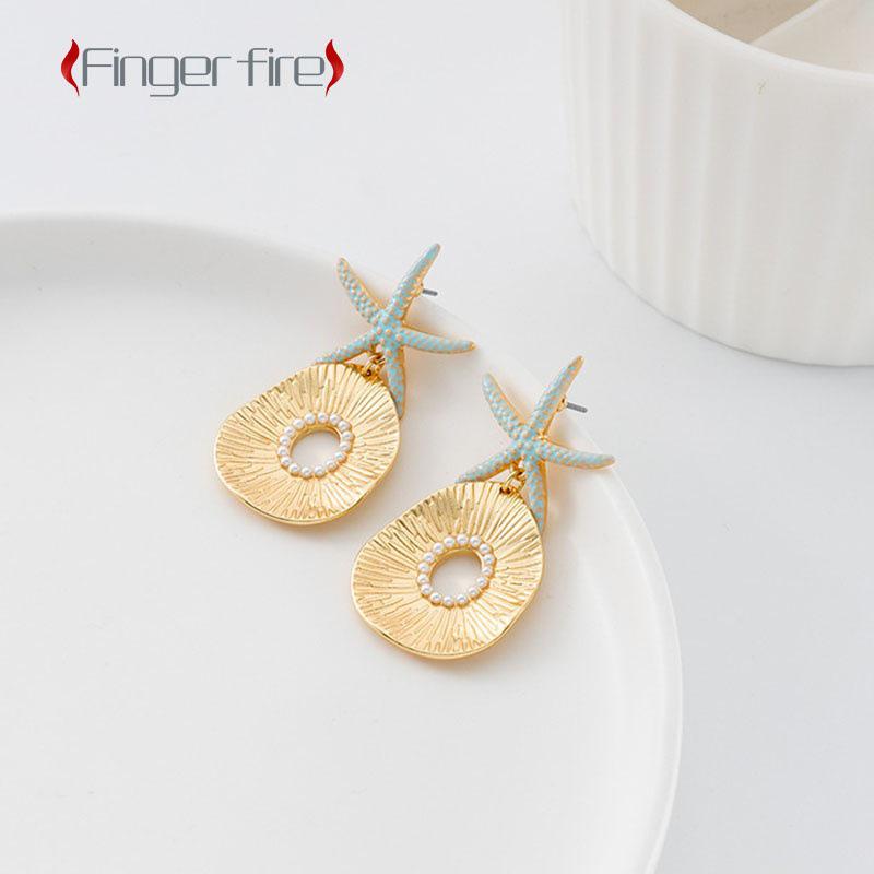 

2023 Flower-Shaped Women s Stud Earrings with Round Hole Design серебряный