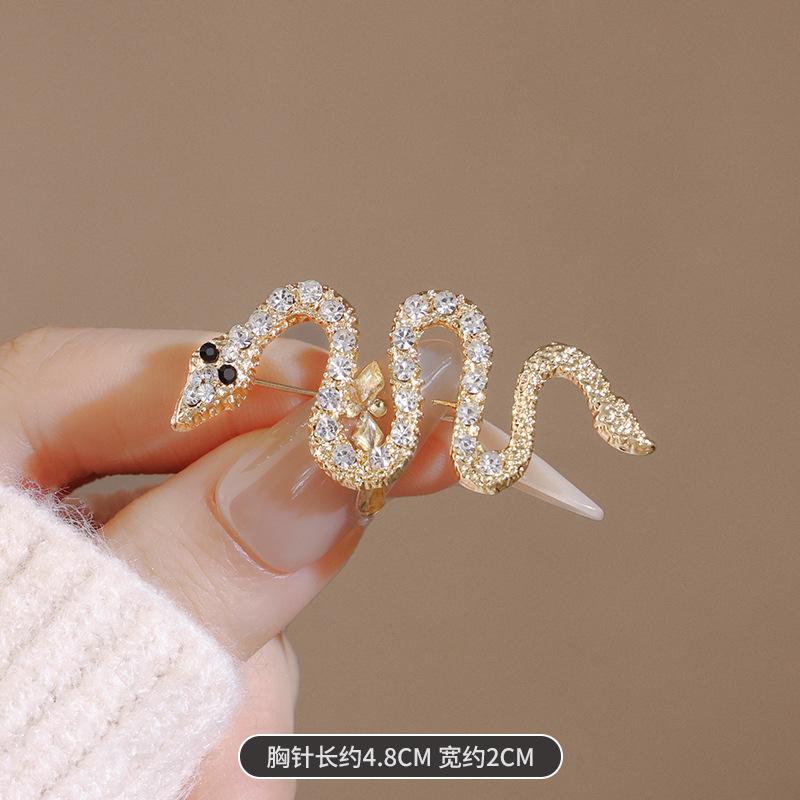 

2025 новый продукт брошь змея зодиак темперамент брошь фиксированная одежда аксессуары булавка украшение