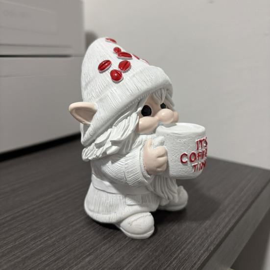 JE ČAS NA KÁVU Figurka trpaslíka pijícího kávu Elf Z pryskyřice Soška Domov Kancelář Stolní dekorace Ornament