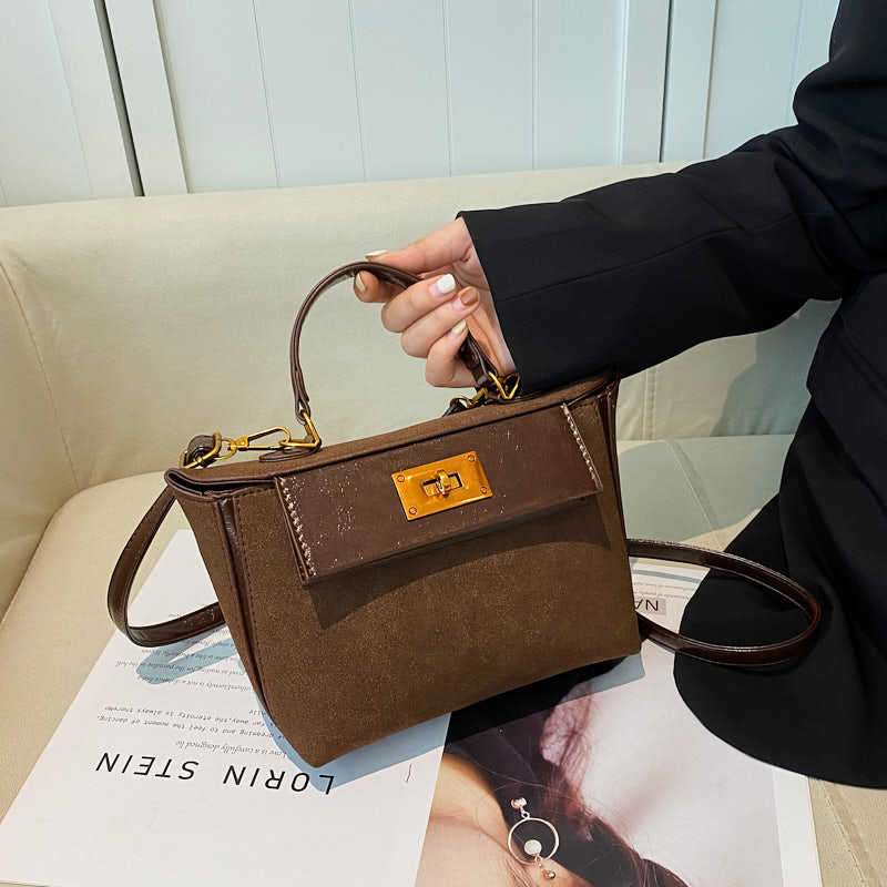 The new high-end sense bag contrasting colors, the messenger women's bag carried by the Kell wing bag.