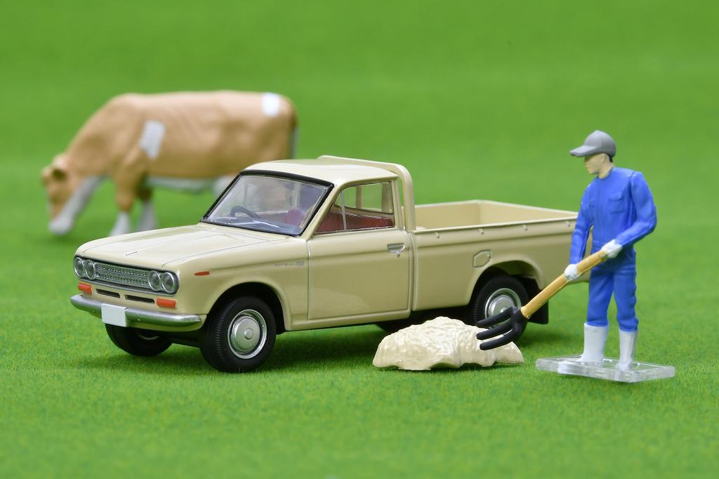 Tomica Limited Vintage 164 LV-195d Datsun 1300 Truck Light Brown with Figure Completed Product