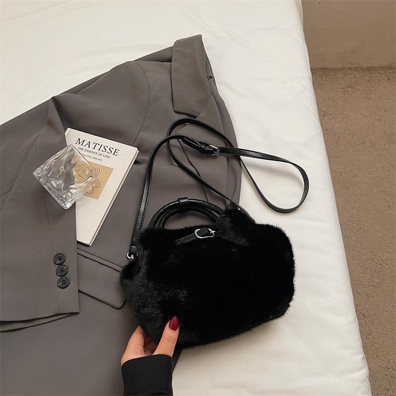 

2025 autumn new plush bag women s portable vegetable basket bag pleated bucket bag fashion messenger hair bag women