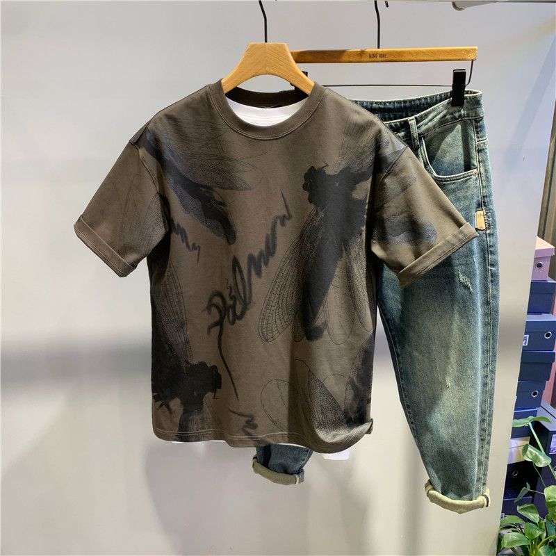 

Уличная одежда Повседневная мода Мужская одежда Новые футболки Лето О-образный вырез Граффити Печать Молодежный стиль Тренд Короткие рукава Свободные топы XXXL кофейный