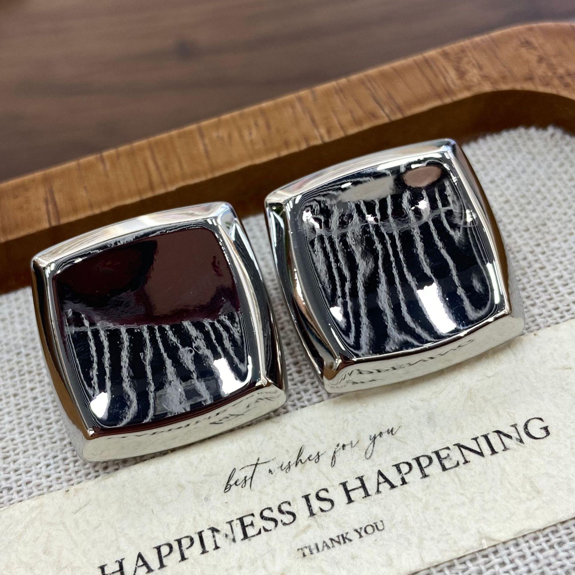 

Stylish Three-Dimensional Large Square High-End Stud Earrings, Minimalist And Versatile Concave-Convex Square Earrings For Women