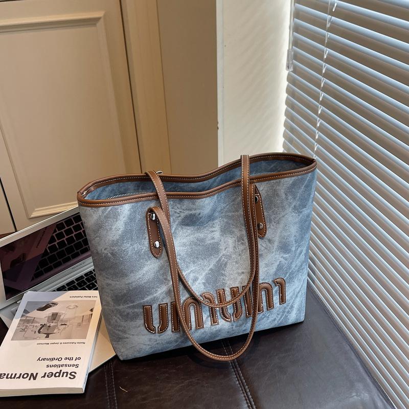 Fashion large-capacity tote bag women's new casual commuter shoulder bag retro niche design armpit bag