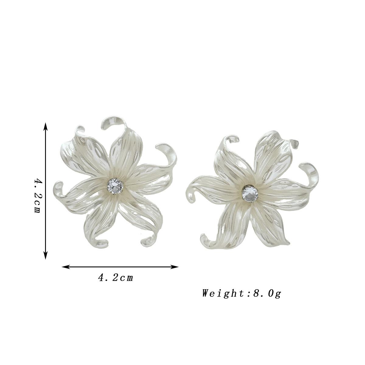 

Trendy Big White Flower Earrings for Women Elegant Acrylic Rhinestones Curled Edges Personality Earrings Floral Zircon Gift