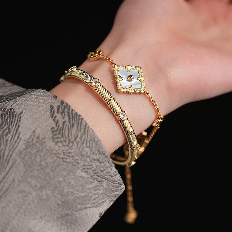 

Hand Circumference 20cm Pink Fritillary Four-leaf Clover Bracelet Women s 18K Gold Niche Light Luxury
