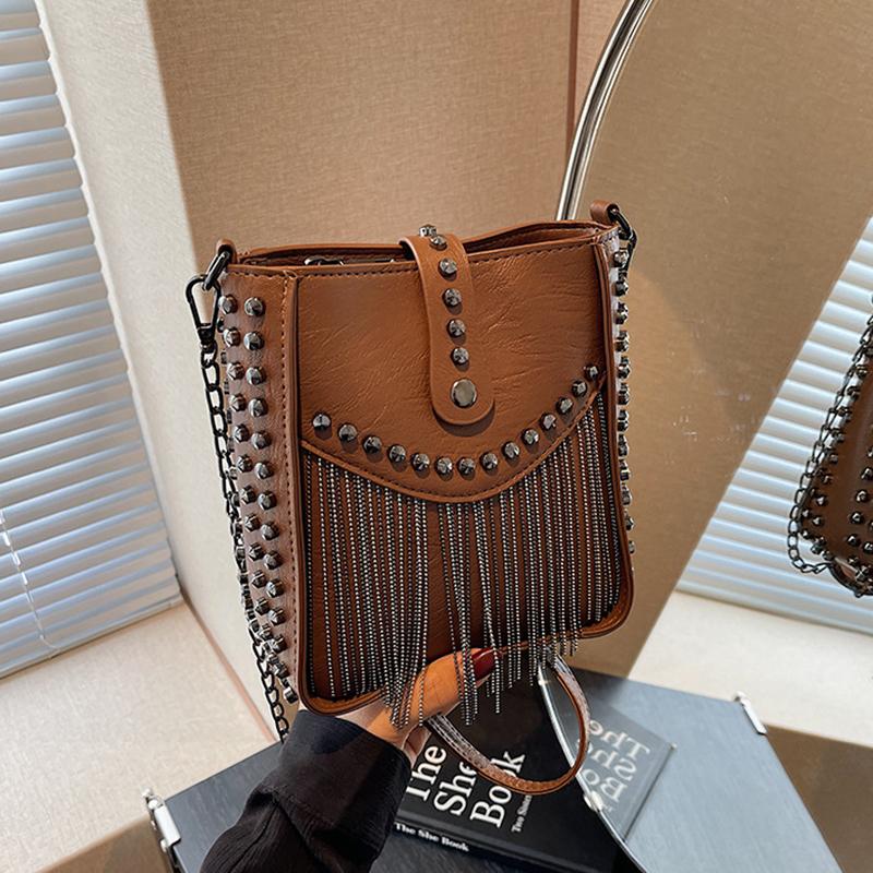 

Yogodlns Mini Punk Style Crossbody Bags Women Rivets and Tassels Retro Bags Small Messenger Bags Fashion Vintage Packages 18x8x18cm