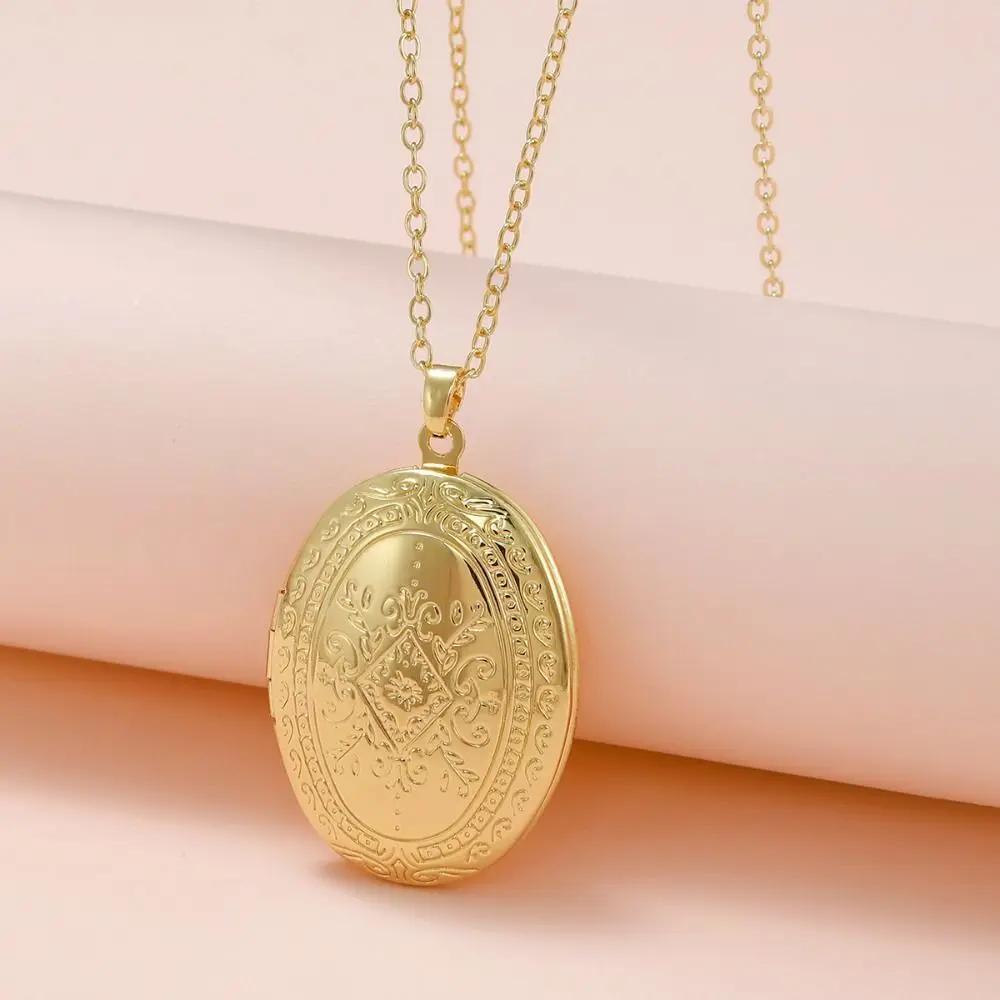 A romantic vintage oval carved photo frame pendant necklace openable photo box necklace suitable for women men wedding jewelry