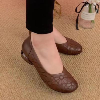 Yuvarlak burun alçak topuk yumuşak taban anne ayakkabıları 2025 yaz yeni rahat hafif ağız retro moda yumuşak yüzey küçük deri ayakkabılar tek ayakkabılar