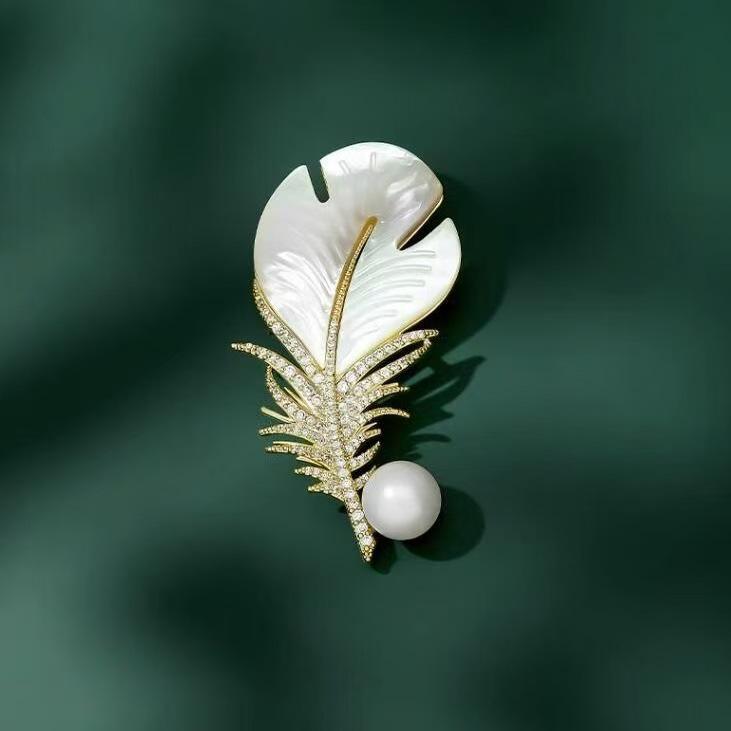 Chic White Mother-of-Pearl Feather Brooch: Elegant Gift for Friends