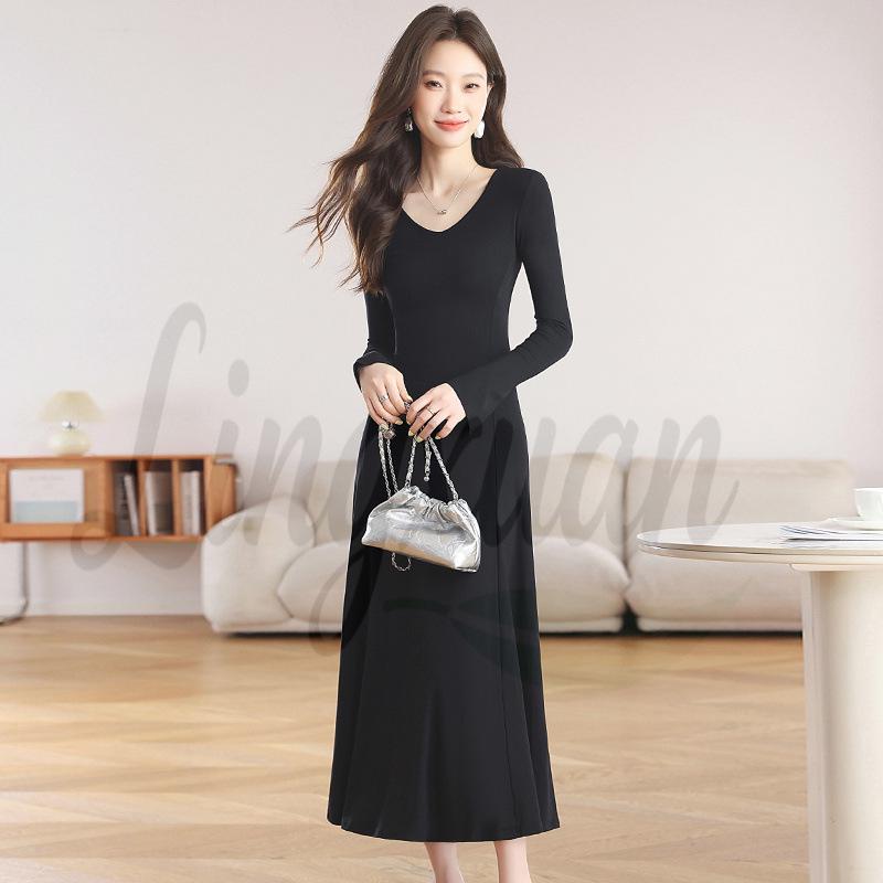

V-Neck Hepburn Style Black Knit Dress with Bell Sleeves - Slim, Long Skirt for Spring & Autumn. Medium чёрный