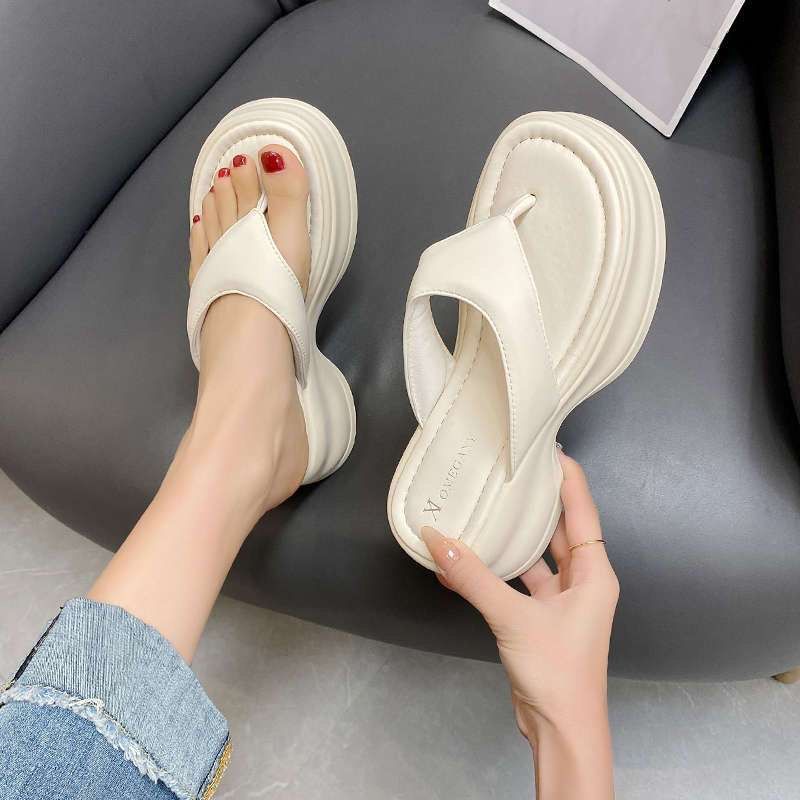 Internet-Berühmtheit weiße erhöhte dicksohlige Flip-Flops Damen Sommerbekleidung 2025 neu super angesagt vielseitig Strand coole Slipper