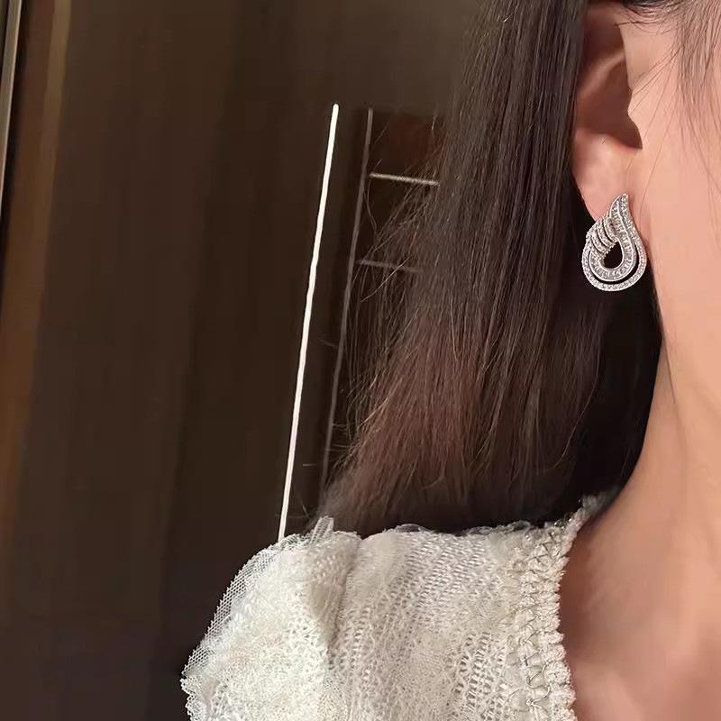 Celebrity high-end stud earrings for women, water drop hollow design stud earrings, light luxury urban trend