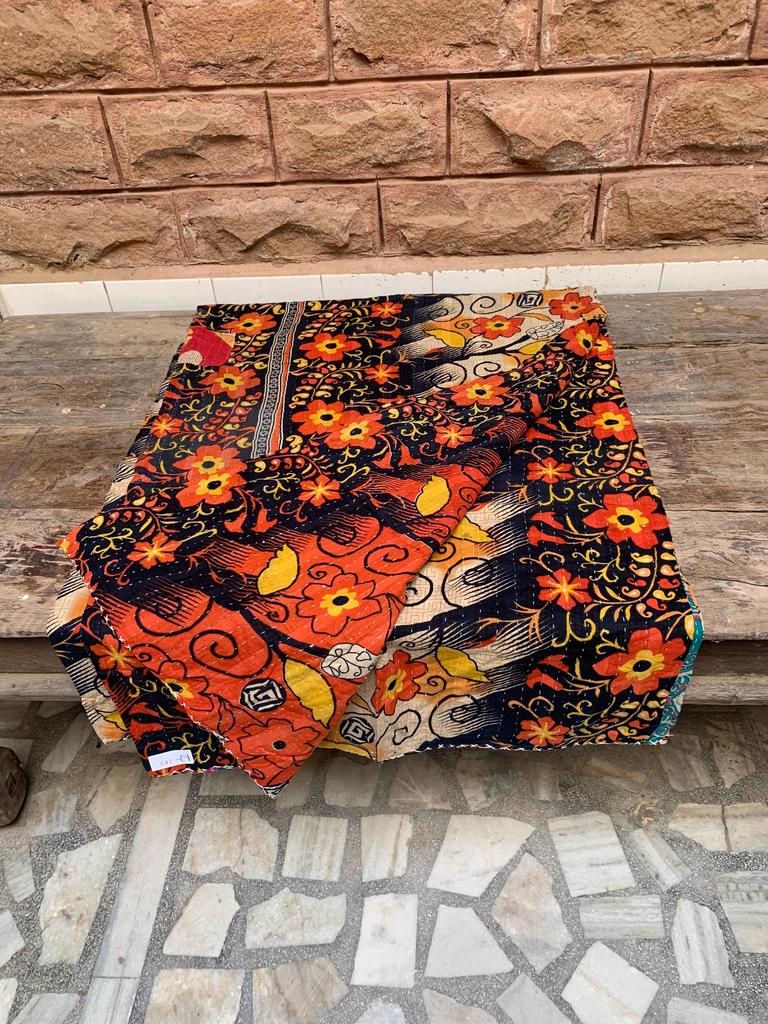 Floraler Kantha-Quilt: Wendbare indische Baumwolldecke, Bohemian Bettwäsche