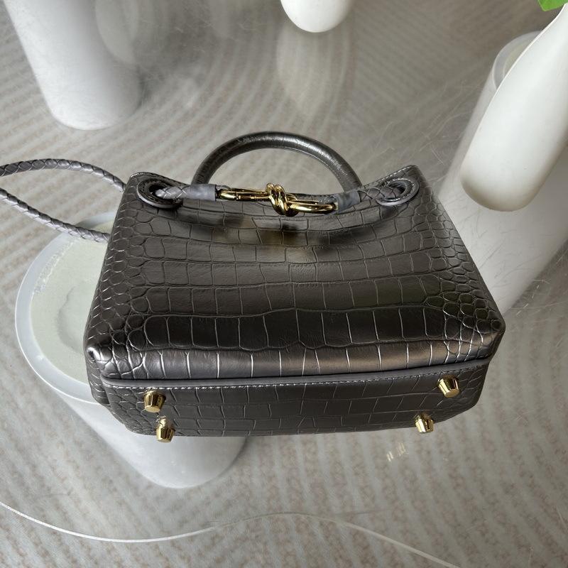 2026 New Leather Women's Bag Fashion Trendy Crocodile Pattern Stone Pattern Woven Butterfly Buckle Commuter Tote Small Bag Cross-border